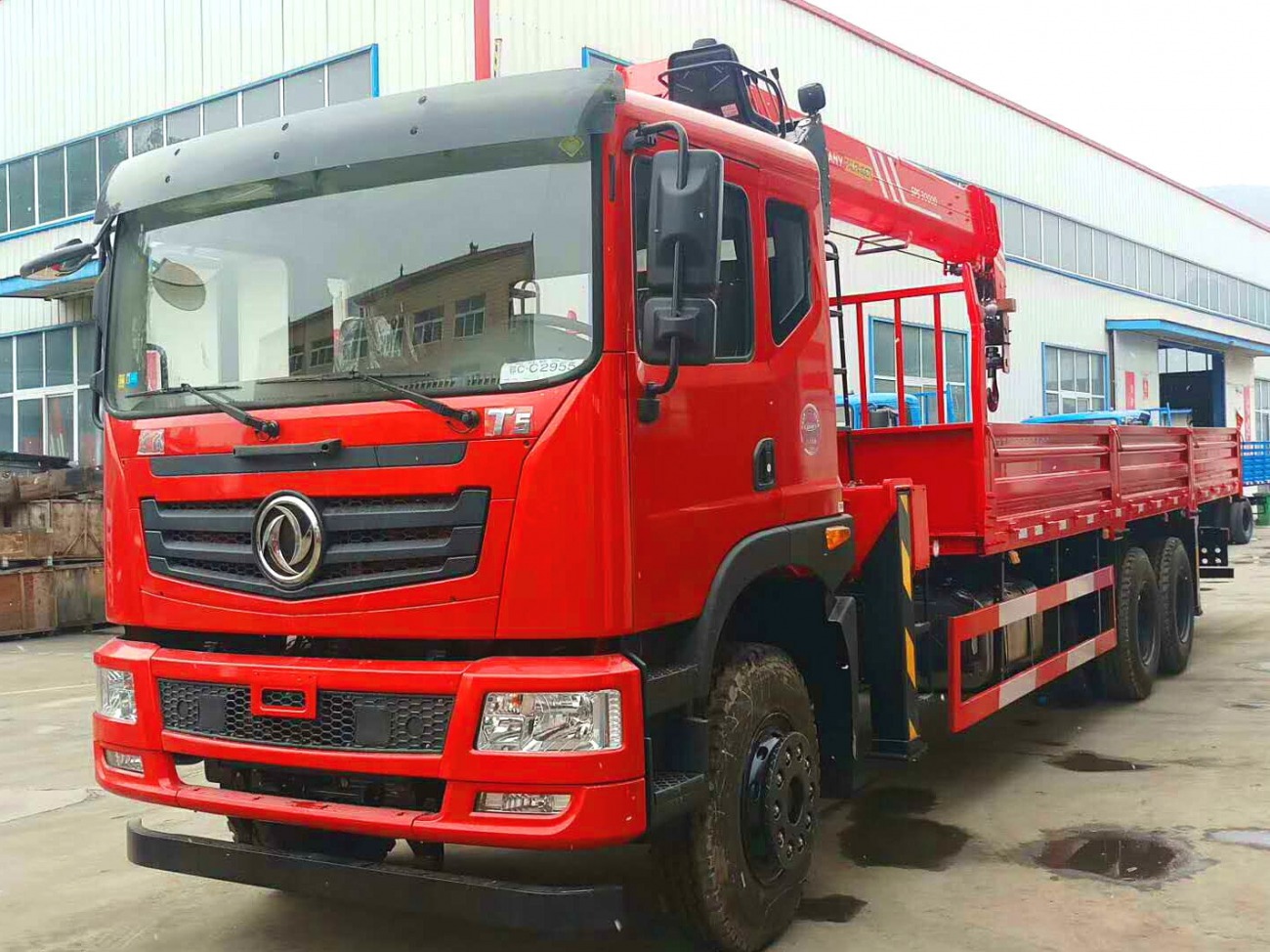 東風隨車吊平板車直銷，專業生產汽車零配件